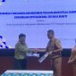 Kepala Dinas Kesehatan Kabupaten Mimika, Reynold Rizal Ubra berjabat tangan dengan Vice President Hubungan Pemerintah dari dan bertindak mewakili PT Freeport Indonesia, Josephina C. I. Wongsoatmodjo usai penandatanganan amandemen PKS, didampingi Vice President Sustainable Development PTFI Nathan Kum dan Sekretaris Dinas Kesehatan, Fransiska Tekege, di ruang Tembaga Rimba Papua Hotel, Senin (9/12/2024). (Foto: Galeri Papua/Wahyu)