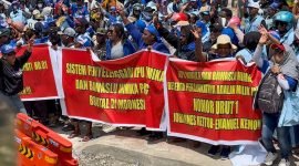 Massa pendukung Paslon AIYE menggelar aksi demo damai di depan Kantor KPU Mimika, Jalan Hasanudin, Timika, Papua Tengah, Rabu (11/12/2024). (Foto: Galeri Papua/Endy Langobelen)