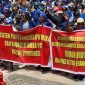 Massa pendukung Paslon AIYE menggelar aksi demo damai di depan Kantor KPU Mimika, Jalan Hasanudin, Timika, Papua Tengah, Rabu (11/12/2024). (Foto: Galeri Papua/Endy Langobelen)