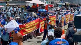 Ketua Tim Pemenangan AIYE, Nalio Jangkup, membawakan orasi dalam aksi demo damai di depan Kantor KPU Mimika, Jalan Hasanudin, Timika, Papua Tengah, Rabu (11/12/2024). (Foto: Galeri Papua/Endy Langobelen)