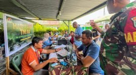 Kodim 1710/Mimika membuka pelayanan adminduk dalam rangka menyambut Hari Juang Kartika TNI AD, di Koramil 1710-02/Mimika, Jalan Yos Sudarso, Timika, Papua Tengah, Rabu (11/12/2024). (Foto: Galeri Papua/Endy Langobelen)