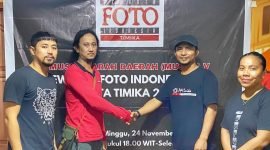 Sevianto Pakiding (tengah) saat terpilih sebagai Ketua PFI kota Timika Periode 2024-2027 dalam Musda yang diselenggarakan pada Minggu (24/11/2024). (Foto: Istimewa/PFI Kota Timika)