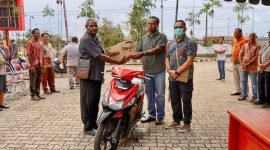 Salah satu tokoh menerima bantuan hibah kendaraan bermotor dari PJ Bupati Mappi, Dr. Michael R. Gomar, S.STP.,M.Si. (Foto: Istimewa/Humas Pemda Mappi)