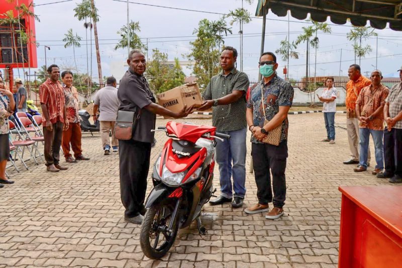 Salah satu tokoh menerima bantuan hibah kendaraan bermotor dari PJ Bupati Mappi, Dr. Michael R. Gomar, S.STP.,M.Si. (Foto: Istimewa/Humas Pemda Mappi)