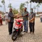 Salah satu tokoh menerima bantuan hibah kendaraan bermotor dari PJ Bupati Mappi, Dr. Michael R. Gomar, S.STP.,M.Si. (Foto: Istimewa/Humas Pemda Mappi)