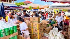 Kegiatan pasar murah di Gereja GKI Diaspora, Jalan Cendrawasih, Timika, Papua Tengah, Selasa (17/12/2024). (Foto: Galeri Papua/Endy Langobelen)