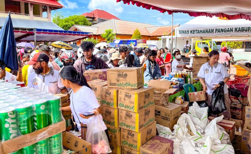 Kegiatan pasar murah di Gereja GKI Diaspora, Jalan Cendrawasih, Timika, Papua Tengah, Selasa (17/12/2024). (Foto: Galeri Papua/Endy Langobelen)