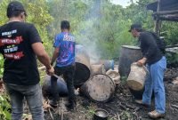 Petugas kepolisian saat melakukan penertiban miras lokal di SP1, Kelurahan Kamoro Jaya, Distrik Wania, Mimika, Papua Tengah, Selasa (17/12/2024). (Foto: Istimewa/Humas Polsek Mimika Baru)