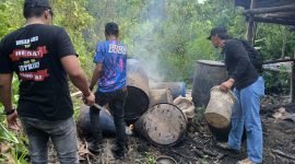 Petugas kepolisian saat melakukan penertiban miras lokal di SP1, Kelurahan Kamoro Jaya, Distrik Wania, Mimika, Papua Tengah, Selasa (17/12/2024). (Foto: Istimewa/Humas Polsek Mimika Baru)