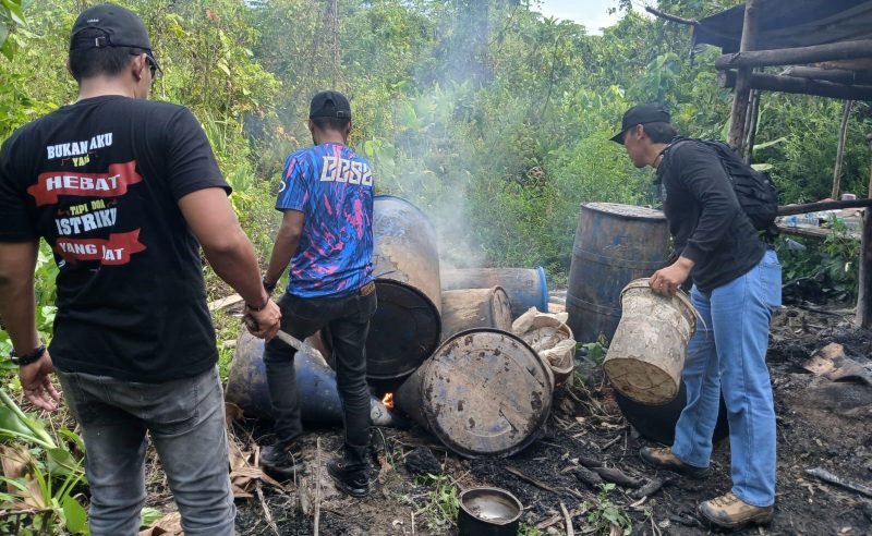 Petugas kepolisian saat melakukan penertiban miras lokal di SP1, Kelurahan Kamoro Jaya, Distrik Wania, Mimika, Papua Tengah, Selasa (17/12/2024). (Foto: Istimewa/Humas Polsek Mimika Baru)