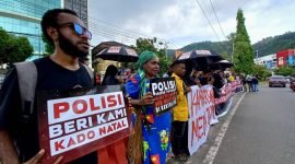 Massa demo damai di depan Markas Kepolisian Daerah (Mapolda) Papua, Kota Jayapura, Papua, Selasa (17/12/2024). (Foto: Istimewa)