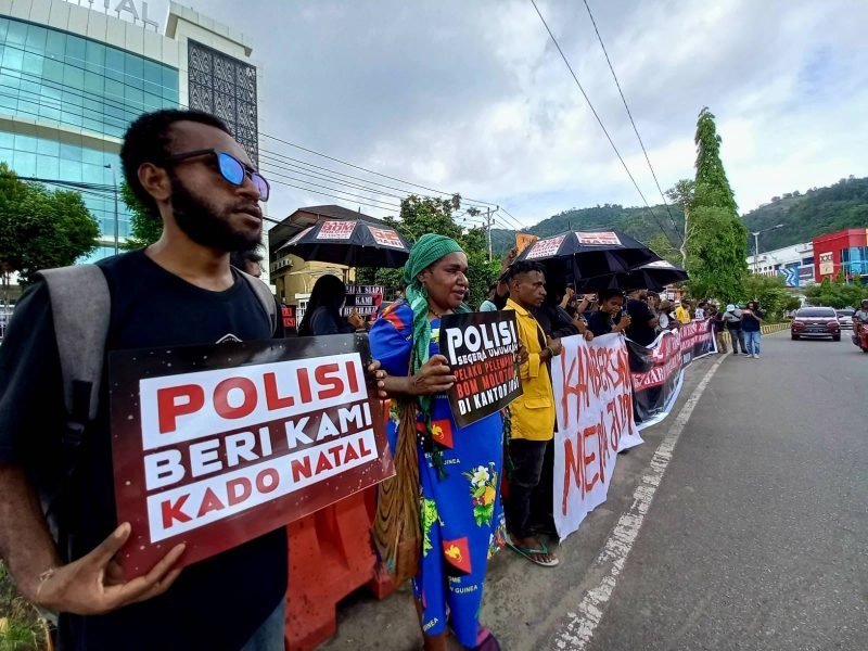 Massa demo damai di depan Markas Kepolisian Daerah (Mapolda) Papua, Kota Jayapura, Papua, Selasa (17/12/2024). (Foto: Istimewa)