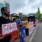 Massa demo damai di depan Markas Kepolisian Daerah (Mapolda) Papua, Kota Jayapura, Papua, Selasa (17/12/2024). (Foto: Istimewa)