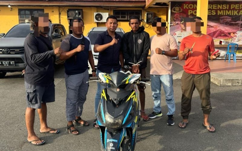 Pelaku (tengah jaket hitam) saat diamankan ke Kantor Pelayanan Polres Mimika, Jalan Cenderawasih, Mimika, Papua Tengah, Rabu (18/12/2024). (Foto: Istimewa)