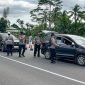Polisi melakukan razia di perempatan bundaran Chek Point Mile 28, Timika, Papua Tengah. (Foto: Galeri Papua/Endy Langobelen)