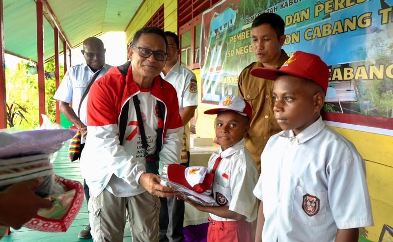 Penjabat Bupati Mappi Dr. Michael Gomar secara pribadi menyerahkan bantuan pakaian seragam serta sepatu bagi anak-anak Sekolah Dasar Negeri Nohon. (Foto: Istimewa/Humas Pemda Mappi)