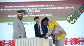Ketua Pengurus YPMAK periode 2019-2024, Vebian Magal menandatangani serah terima jabatan bersama Ketua Pengurus YPMAK periode 2024-2029 Leonardus Tumuka. (Foto: Doc/PTFI)