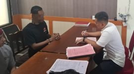 Proses penyerahan tersangka beserta barang bukti di Kejaksaan Negeri Mimika, Jumat (20/12/2024), (Foto: Doc/Polsek Mimika Baru)