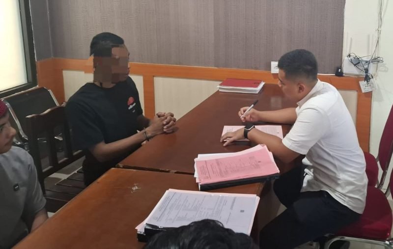 Proses penyerahan tersangka beserta barang bukti di Kejaksaan Negeri Mimika, Jumat (20/12/2024), (Foto: Doc/Polsek Mimika Baru)