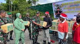 Dandim 1710 Mimika, Letkol Inf M. Slamet Wijaya, menyerahkan paket bantuan secara simbolis kepada perwakilan masyarakat di Kampung Lemasa, Distrik Kuala Kencana, Mimika, Papua Tengah, Senin (23/12/2024). (Foto: Galeri Papua/Endy Langobelen)