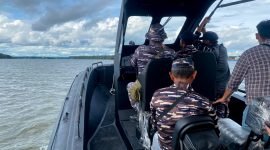 Personel Lanal Timika melakukan pemantauan. (Foto: Istimewa/Lanal Timika)