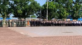 Personel gabungan tengah mengikuti apel gelar pasukan pengamanan ibadah malam Natal di pelataran Graha Eme Neme Yauware, Selasa (24/12/2024). (Foto: Galeri Papua/Wahyu)