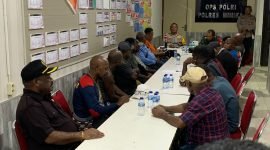 Kapolres Mimika, AKBP I Komang Budiartha, didampingi Dandim 1710/Mimika, Letkol Inf. M. Slamet Wijaya, melakukan pertemuan dengan salah satu kelompok, di ruang Ops Polri Polres Mimika, Kamis (26/12/2024) malam, (Foto: Galeri Papua/Wahyu)