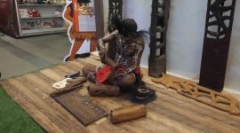 Seniman ukir Suku Kamoro memberikan pelatihan mengukir kepada pengunjung Festival Noken Tanah Papua 2024 di Jakarta, 20 Desember 2024, (Foto: Istimewa)