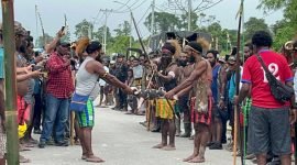 Prosesi adat perdamaian perang saudara di Mimika, Papua Tengah, Sabtu (28/12/2024). (Foto: Galeri Papua/Endy Langobelen)