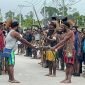Prosesi adat perdamaian perang saudara di Mimika, Papua Tengah, Sabtu (28/12/2024). (Foto: Galeri Papua/Endy Langobelen)