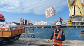 Seorang petugas tengah melakukan validasi terhadap aktivitas bongkar muat di pelabuhan. (Foto: Istimewa)