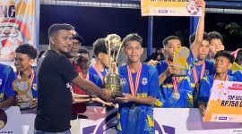 Momen penerimaan piala bergilir AFK Christmas Championship 2024 oleh Kapten Tim Elang United usai berhasil meraih trofi. (Foto: Istimewa)