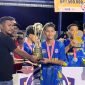Momen penerimaan piala bergilir AFK Christmas Championship 2024 oleh Kapten Tim Elang United usai berhasil meraih trofi. (Foto: Istimewa)
