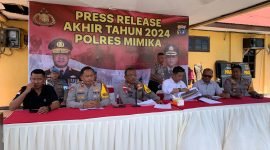 Kapolres Mimika, AKBP I Komang Budiartha, didampingi Wakapolres Mimika, Kompol Hermanto, dan sejumlah pejabat utama Polres Mimika dalam konferensi pers refleksi akhir tahun 2024 di Kantor Pelayanan Polres Mimika, Selasa (31/12/2024). (Foto: Galeri Papua/Wahyu)