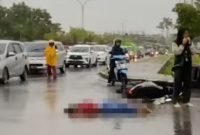 Kecelakaan di Bundaran Mimika Smart City (Bundaran Petrosea), Selasa (10/12/2024). (Foto: Tangkapan layar video amatir warga)