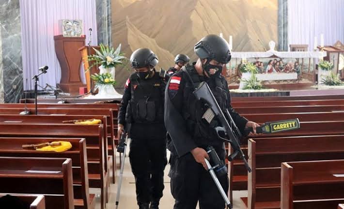 Tim Jibom dari Satuan Brimob Batlayon B Polda Papua melakukan sterilisasi gereja jelang ibadah Paskah, Kamis (1/4/2021). (Foto: Istimewa/Humas Brimob Batlayon B)
