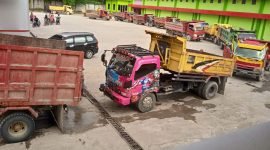 Aktivitas di salah satu SPBU Jalan Yos Sudarso, Timika, Papua Tengah. (Foto: Galeri Papua/Wahyu)