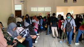 Ratusan guru mendatangi kantor BPKSDM Kabupaten Mimika untuk meminta penjelasan terkait SK PPPK Guru, Jumat (3/1/2025). (Foto: Galeri Papua/Wahyu) 