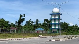 Tampak dari kejauhan tower BMKG Stasiun Meteorologi Mozes Kilangin Timika. (Foto: Galeri Papua/Wahyu)