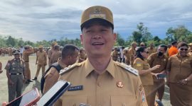 Pj Bupati Mimika, Valentinus Sudarjanto Sumito, saat ditemui wartawan, Senin (6/1/2025). (Foto: Galeri Papua/Wahyu)