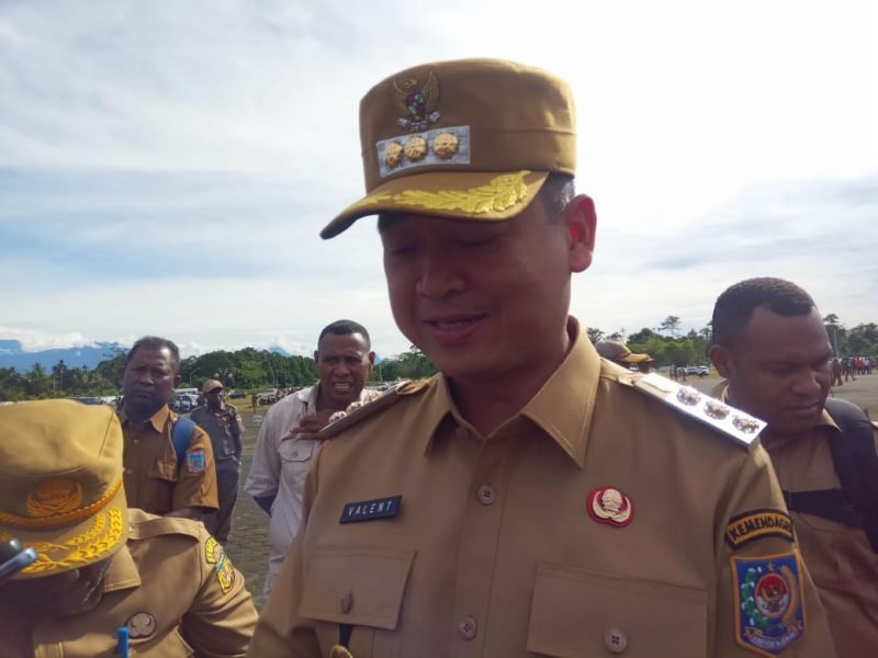 Pj Bupati Mimika, Valentinus Sudarjanto Sumito, saat ditemui wartawan, Senin (6/1/2025). (Foto: Galeri Papua/Jefri Manehat)