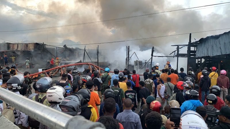 Kondisi lokasi kebakaran di Jalan Yos Soedarso depan pangkalan Pickup Jayanti setelah api berhasil padam. (Foto: Galeri Papua/Wahyu)