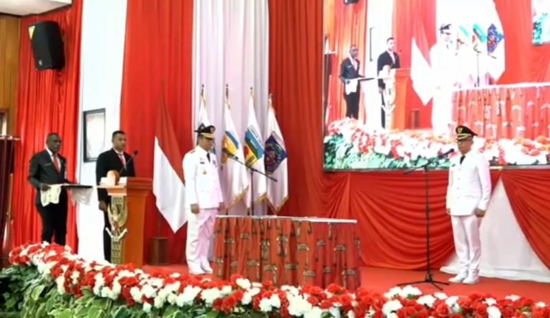 Pj Gubernur Papua Tengah, Anwar Harun Damanik, melantik Yonathan Demme Tangdilintin sebagai Pj Bupati Mimika, Senin (13/1/2025) di Nabire, Papua Tengah. (Foto: Istimewa)