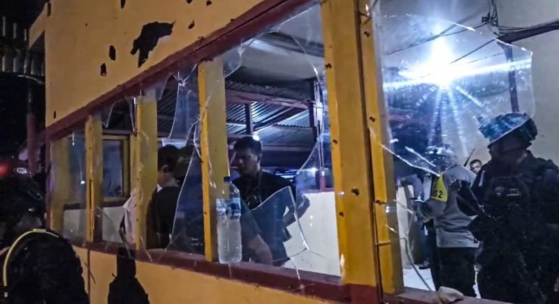 Kondisi Pos Penjagaan Brimob di Jalan Gorong-gorong, Kelurahan Koperapoka, Kecamatan Mimika Baru, Kabupaten Mimika, Papua Tengah, usai diserang pada Senin (13/1/2025) malam. (Foto: Istimewa/Tangkapan Layar Video)