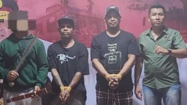 Kedua pelaku (tengah) setelah ditangkap polisi. (Foto: Istimewa)