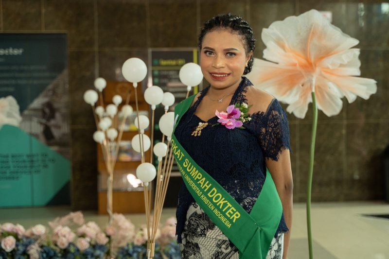 Dr. Sephia Chrisilla Jangkup dari Suku Amungme penerima beasiswa pendidikan PTFI melalui YPMAK meraih gelar dokter  dari Fakultas Kedokteran, Universitas Kristen Indonesia. (Foto: Istimewa/Dok. PTFI)