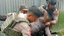 Brigpol Ronald M. Enok digotong oleh anggota Polres Puncak Jaya lainnya setelah ditembak oleh KKB. (Foto: Istimewa)