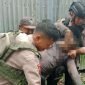 Brigpol Ronald M. Enok digotong oleh anggota Polres Puncak Jaya lainnya setelah ditembak oleh KKB. (Foto: Istimewa)