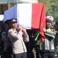 Jenazah Bripka (Anumerta) Ronald M. Enok, anggota Polres Puncak Jaya yang gugur dalam tugas, diterbangkan ke Jayapura. (Foto: Istimewa/Satgas Humas Damai Cartenz 2025)