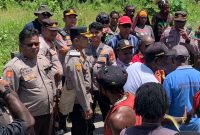 Kapolres Mimika, AKBP Billyandha Hildiario Budiman, bertemu para pihak usai melakukan proses perdamaian di Jalan C. Heatubun, Distrik Mimika Baru, Kabupaten Mimika, Papua Tengah, Rabu (22/1/2025). (Foto: Galeri Papua/Wahyu)